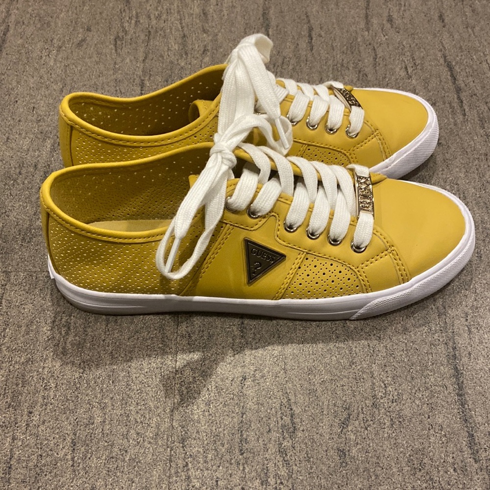 Guess sneakers Sz 6.5 EUC
